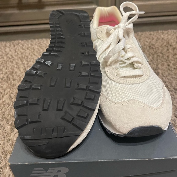 Like NEW New Balance tennis shoes 👟 - Picture 4 of 6
